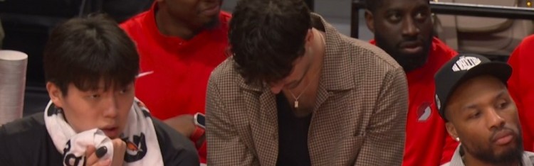 很专注！杨瀚森坐在场边阿夫迪亚身旁认真观战 球队大比分领先