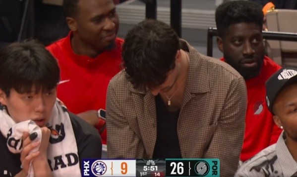 很专注！杨瀚森坐在场边阿夫迪亚身旁认真观战 球队大比分领先